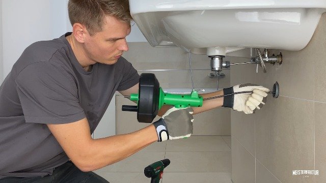 Portez des gants en caoutchouc résistants aux produits chimiques.